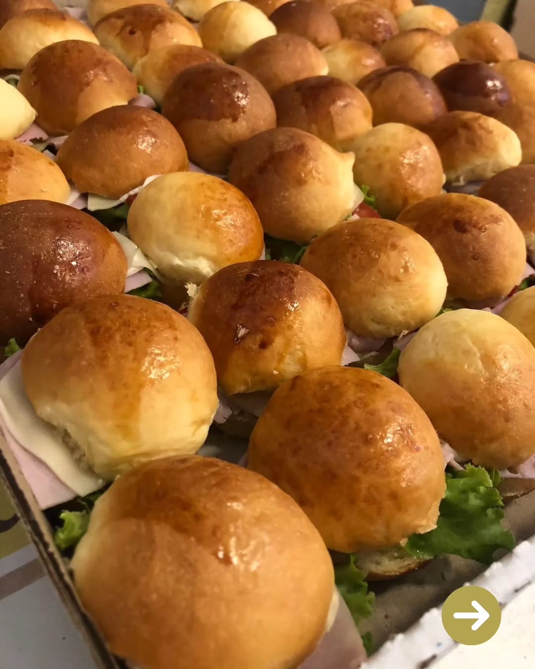 Mini pãezinhos artesanais dourados do Gastropão em São José do Rio Preto
